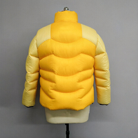 Veste matelassée isolante personnalisée bicolore jaune à col montant et capuche en duvet d'oie pour homme Piumino Uomo