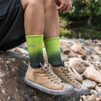 Chaussettes en coton pour femmes Gradient Color Custom Outdoor Hiking Trail Crew Sock Chaussettes antidérapantes