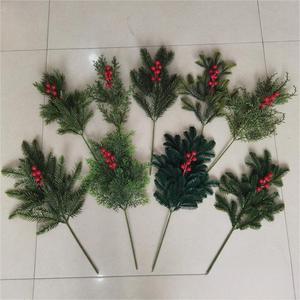 Arbre <span class=keywords><strong>de</strong></span> Noël avec aiguilles <span class=keywords><strong>de</strong></span> pin vert pour décorations extérieures <span class=keywords><strong>de</strong></span> Noël Picks Red Berry Pin Branches Fleurs Artificielle Mini - Product Image 4