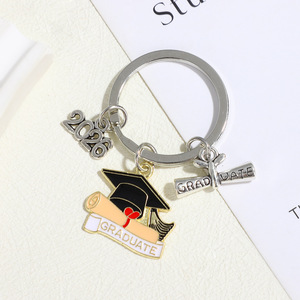 Porte-clés en métal de remise de diplôme avec capuchon émaillé et breloque diplôme, Porte-clés de la promotion 2026 pour étudiants et cadeaux de remise de diplôme - Product Image 1