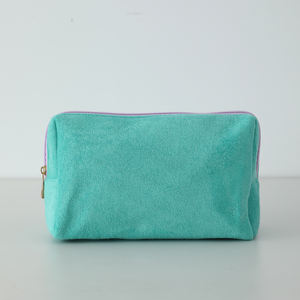 กระเป๋าเครื่องสำอางผ้าเทอร์รี่รูปสามเหลี่ยมแบบสั่งทำพร้อมโลโก้ส่วนตัวสำหรับผู้หญิง กระเป๋าใส่เครื่องสำอางสำหรับเดินทาง - Product Image 2