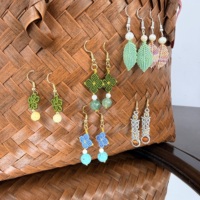 Boucles d'oreilles pendantes originales en macramé micro-tressé avec feuille, nœud porte-bonheur et fleur, design artisanal, petites boucles d'oreilles pendantes pour filles
