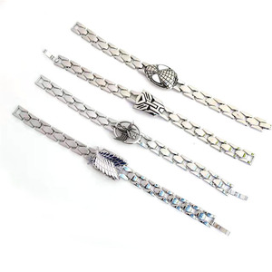 7 styles variés de bracelets à breloques anime Eren Jaeger Luffy pour hommes, bracelets en métal avec chaîne longue pour femmes - Product Image 1