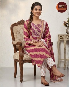 Ensemble de costume en coton brodé de fleurs, très demandé, avec dupatta élégant pour femmes, disponible à la vente - Product Image 2