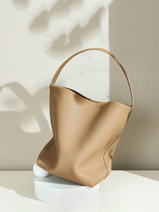 Bolso Tipo Cubo de Cuero Genuino de Lujo, Estilo Urbano Moderno y Chic, Colección Quiet Luxury - Product Image 2