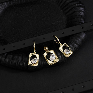 Juego de Aretes Colgantes Geométricos Chapados en Oro de 14K, Aretes de Zirconia Cúbica de Estilos Variados para Mujer, Joyería de Moda - Product Image 4