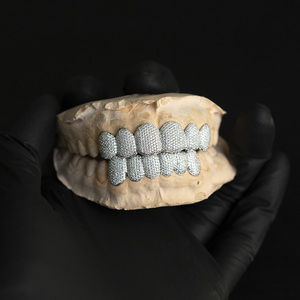 Yu Ying dents personnalisées S925 plaqué 14k/18k <span class=keywords><strong>or</strong></span> massif <span class=keywords><strong>blanc</strong></span> glacé vvs moissanite diamant grillz pour <span class=keywords><strong>dent</strong></span> - Product Image 4