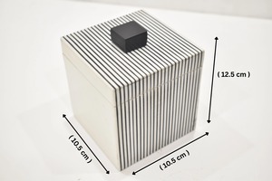 Caja de Almacenamiento de Resina MDF con Rayas Blancas y Negras de Calidad Premium, con Tapa, Almacenamiento Elegante para Decoración del Hogar y Sala de Estar, Disponible para la Venta - Product Image 5