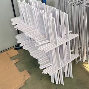 Porte <span class=keywords><strong>d</strong></span>'hôtel encastrée à réduction de bruit avec inserts <span class=keywords><strong>d</strong></span>écoratifs carrés en verre creux <span class=keywords><strong>d</strong></span>époli (9 sections) et cadre en aluminium blanc - Product Image 3