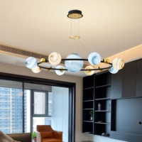 Lustre Planète Spatiale, Lampe Suspendue Étoile pour Salon, LED Moderne Minimaliste, Intensité Variable, Bleu Rouge, Métal Verre, 360 CRI 85