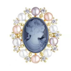 Broche en métal victorienne luxueuse avec perle ovale et <span class=keywords><strong>camée</strong></span> tridimensionnelle incrustée de diamants, pour les fêtes de style vintage et les tenues élégantes - Product Image 4