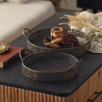Ensemble de 2 plateaux ronds en métal vintage avec poignées décoratives vieillies pour un service élégant