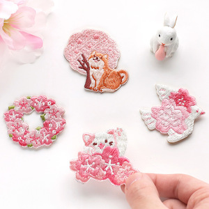 Em Estoque: <span class=keywords><strong>Patches</strong></span> de Bordado Autoadesivos de Flor de Cerejeira |   Adesivos de Animais Sakura Fofos com Lantejoulas para Bolsas e Capas de Telefone - Product Image 1