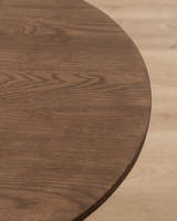 Table d'appoint contemporaine de luxe minimaliste en bois brun foncé avec plateau à panneaux facettés et base conique pour salon