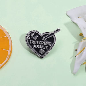 Pin <span class=keywords><strong>de</strong></span> Esmalte True Crime Junkie, Broche <span class=keywords><strong>de</strong></span> Corazón con Daga Gótica <span class=keywords><strong>de</strong></span> Halloween, Insignia <span class=keywords><strong>de</strong></span> Solapa, Joyería Punk, Regalo para Amigos - Product Image 2