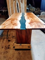 Table de salle à manger de luxe en résine époxy DIY, avec plateau en bois de noyer à bord naturel unique, artisanale, effet rivière bleue cristalline