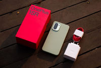 NOUVEAU OPPO OnePlus 15R 32 Mp 100W 120Hz 1272×2800 7400mAh Batterie Appareil Photo IP69K Étanche Budget 5G Smartphone