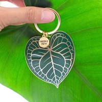 Vente en gros de porte-clés en émail à moule gratuit porte-clés en métal porte-clés creux en émail dur feuille plante