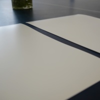 Planche en plastique HDPE blanc mat texturé, surface anti-reflet et résistante aux rayures, finition mate blanche, feuille HDPE