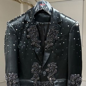 Personalizzabile: abito da uomo con cuciture in <span class=keywords><strong>pizzo</strong></span> nero personalizzato di fascia alta alla moda con strass e gioiello impreziosito. - Product Image 4