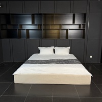 Lit plateforme king size rembourré semi-circulaire incurvé de designer, couleur crème, pour gîte tendance