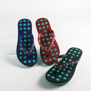 Vente en gros Tongs pour femmes Semelle intérieure plate en PVC antidérapante, respirante, légère, résistante à l'usure, pour intérieur et extérieur - Product Image 1