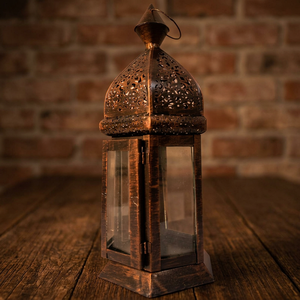Farol Metálico Marroquí con Paneles de Vidrio, Acabado Antiguo, Cúpula de Filigrana, Portavelas - Product Image 1