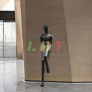 Esculturas de figuras abstractas de fibra de vidrio personalizadas, hechas a mano, de estilo moderno minimalista, para decoración de vestíbulos de hoteles, centros comerciales y pasillos. - Product Image 3