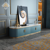 Meuble de salon de luxe de conception italienne, table TV avec plateau en marbre, pieds en acier inoxydable, support TV rembourré en cuir