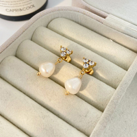Boucles d'oreilles tendance en acier inoxydable plaqué or 18 carats avec trois diamants et perles d'eau douce, bijoux