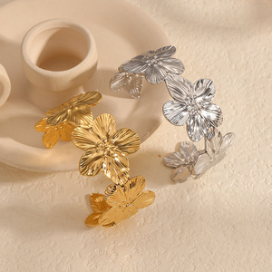 สร้อยข้อมือไทเทเนียมลายดอกไม้สำหรับผู้หญิง สีทอง 18K สีเงิน ของขวัญ เครื่องประดับ กำไลข้อมือแฟชั่น - Product Image 1