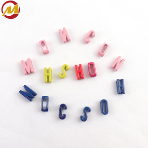 Nuevos modelos de varios tamaños y colores con acabado pintado, incluyendo dijes de letras deslizantes, accesorios para bolsos y mascotas, etc. - Product Image 3