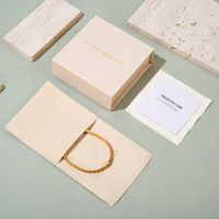 Coffret de présentation de bijoux en crème avec pochette pour bracelet, collier, bague – Emballage cadeau, présentation au détail et mise en valeur de la marque