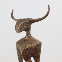 Sculpture de taureau abstraite moderne en or bronze avec base en marbre, faite à la main, minimaliste, pour la décoration de la maison, du bureau et de l'hôtel