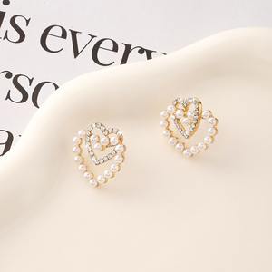 Boucles d'oreilles tendance vintage en perles d'imitation incrustées, double cœur, luxe léger, polyvalentes, ajourées, cadeau pour femme - Product Image 1