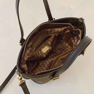 Bolso de Mano de Material PU de Alta Calidad. El forro está hecho de poliéster. Fue diseñado por el diseñador de la marca. - Product Image 2