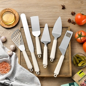 Pala <span class=keywords><strong>per</strong></span> Pizza e Torte in Acciaio Inox con Manico in Silicone e <span class=keywords><strong>Denti</strong></span> Multifunzione <span class=keywords><strong>per</strong></span> Tagliare - Product Image 1