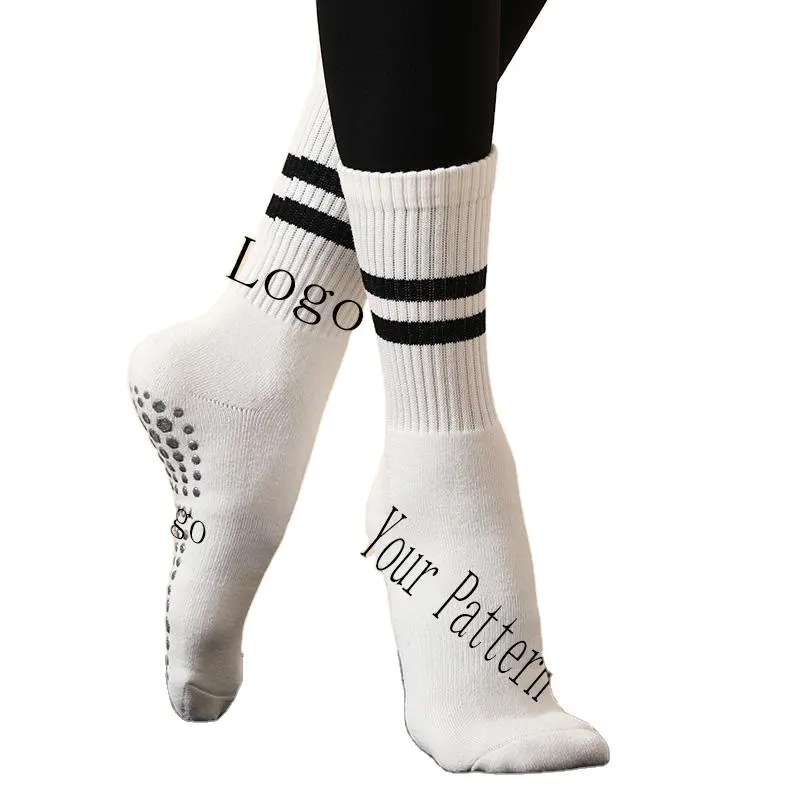 Vente en gros de chaussettes de yoga en coton chaud d'hiver pour femmes chaussettes épaissies respirantes personnalisées logo Terry crew chaussettes antidérapantes