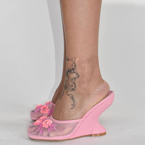 Sandales compensées en résille pour femmes, style personnalisé, à bout rond, avec fleurs sur le devant, mules en maille à talon aiguille pour l'été - Product Image 2