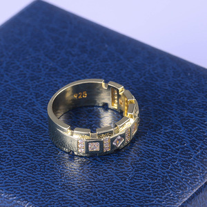 Anello da Donna con Accenti in Pietra Color Oro, Gioiello da Dito alla Moda - Product Image 5