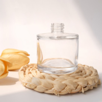 Flacon d'huile parfumée en verre transparent rond avec couvercle en bois pour l'aromathérapie
