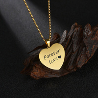 Offre Spéciale personnalisé Logo gravé au laser en acier inoxydable blanc coeur Couple collier à breloques pour les amoureux