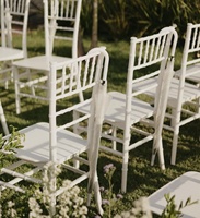 Chaises d'extérieur en plastique blanc Chavari empilables pour banquets, réceptions, événements et dîners en gros à bas prix