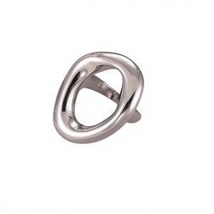 Bague tendance géométrique irrégulière en acier titane pour femme, plaquée argent, grande, massive et brillante, style statement - Product Image 1