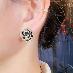 ต่างหูรูปดอกกุหลาบประดับเพชร - Product Image 3