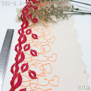 Tessuto in <span class=keywords><strong>Tulle</strong></span> Ricamato 21cm con Motivi di Labbra Rosse e Cuori per Lingerie Romantica - Product Image 1