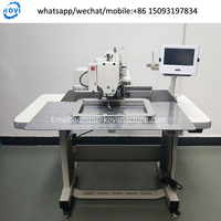 Machine à coudre automatique programmable pour la création de motifs sur sac à dos