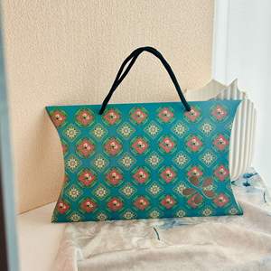 กล่องของขวัญกระดาษสีแดงส้มขาวเขียวพร้อมหูหิ้วสำหรับบรร<span class=keywords><strong>จ</strong></span>ุผ้าพันคอ - Product Image 2