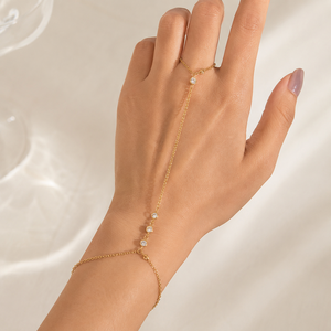 Cadena de Dedo Minimalista de Acero Inoxidable con Perlas y Oro de 18K, Diseño de Mariposa Celestial, para Uso Diario y en Capas - Product Image 4