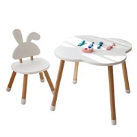 Ensemble de chaises de table pour enfants Table à dessin en forme de dessin animé Une table avec quatre chaises en bois